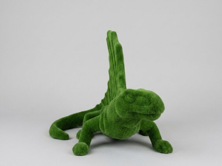 Iguana Topiary Chair, 8.04 ft