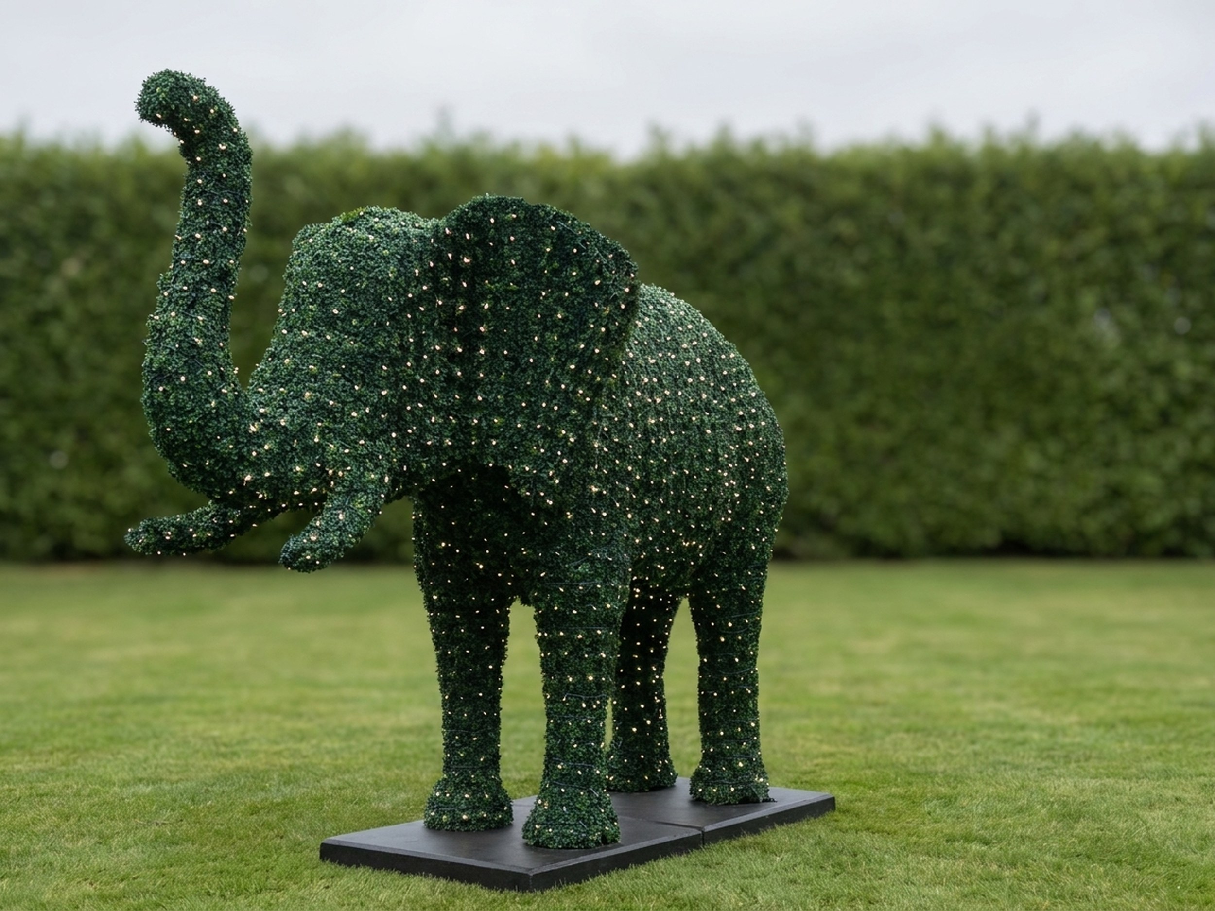 Lifesize Elephants Topiary Lifesize Elephants Topiary