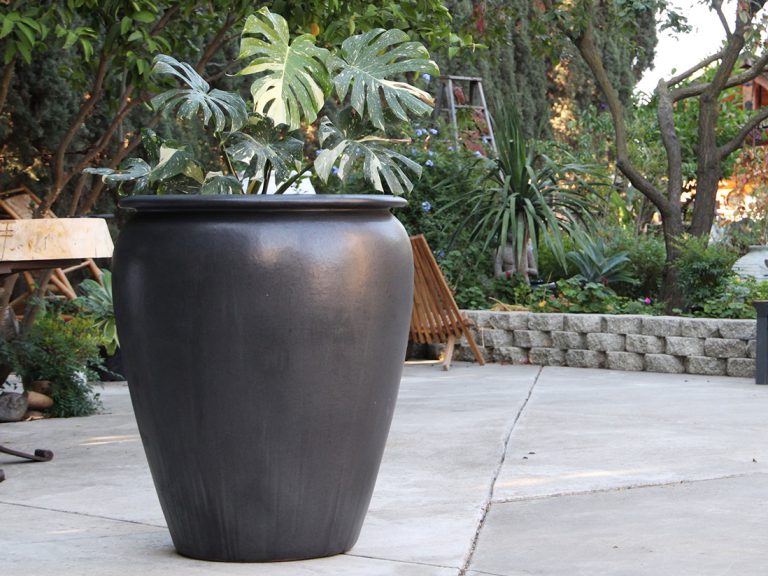 Urn Smooth Finished, Matte Black